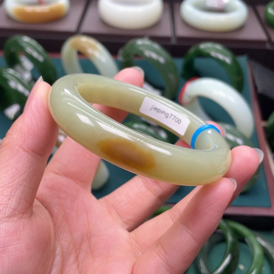 和田玉（糖玉）未镶嵌手镯