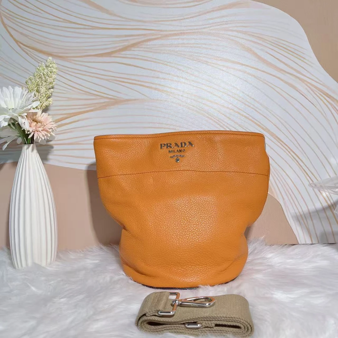 95新 Prada/普拉达 95新prada活力橙水桶斜挎包78254076