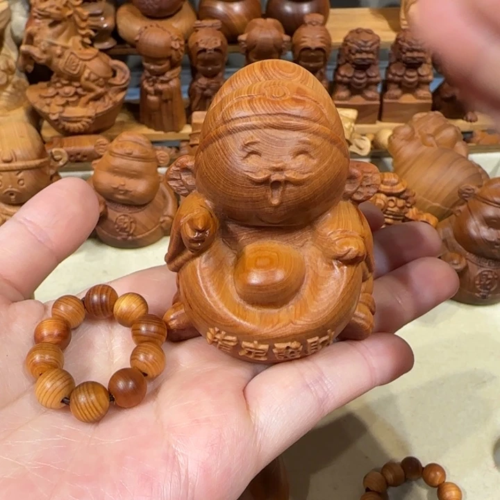 嘉***州有机玻璃崖柏手把件财神到