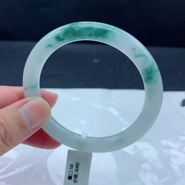 翡翠手镯未镶嵌58飘花
