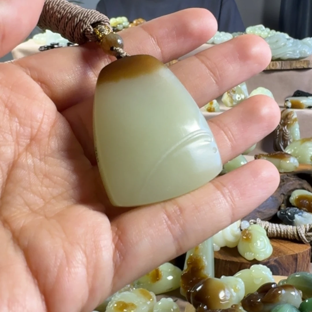 颈饰未镶嵌和田玉(糖玉)