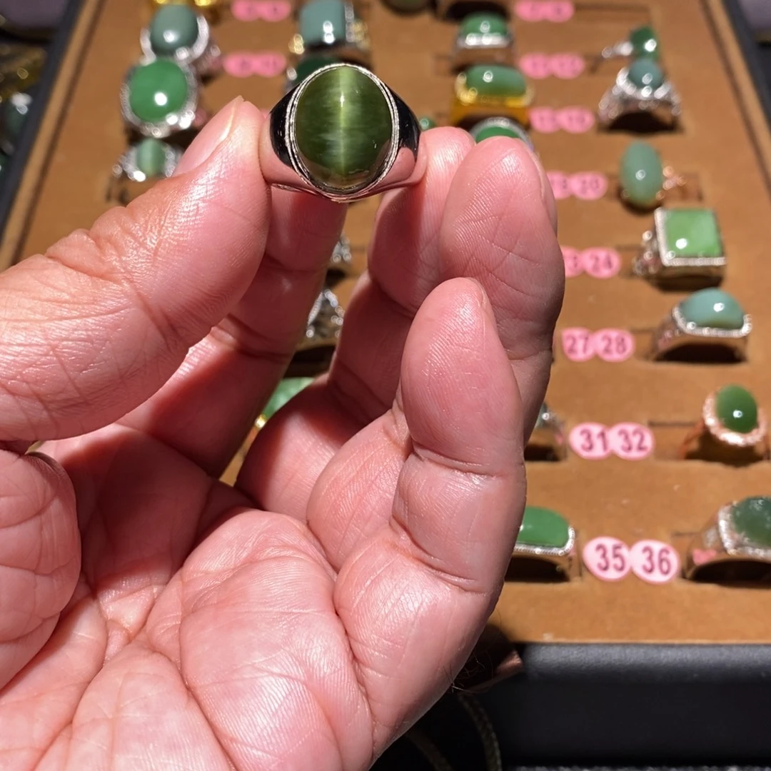 自***人和田玉未镶嵌戒指