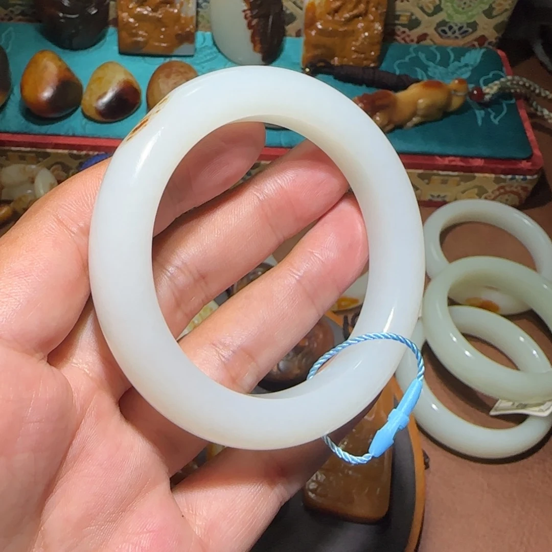 那***z和田玉未镶嵌颈饰