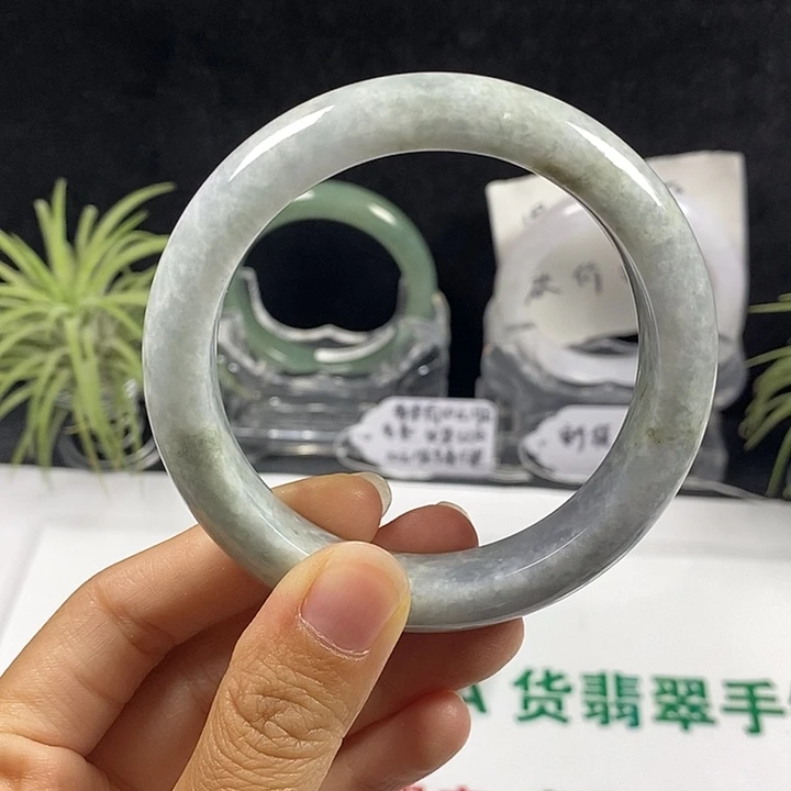 未镶嵌手镯翡翠85号。 58.6圈