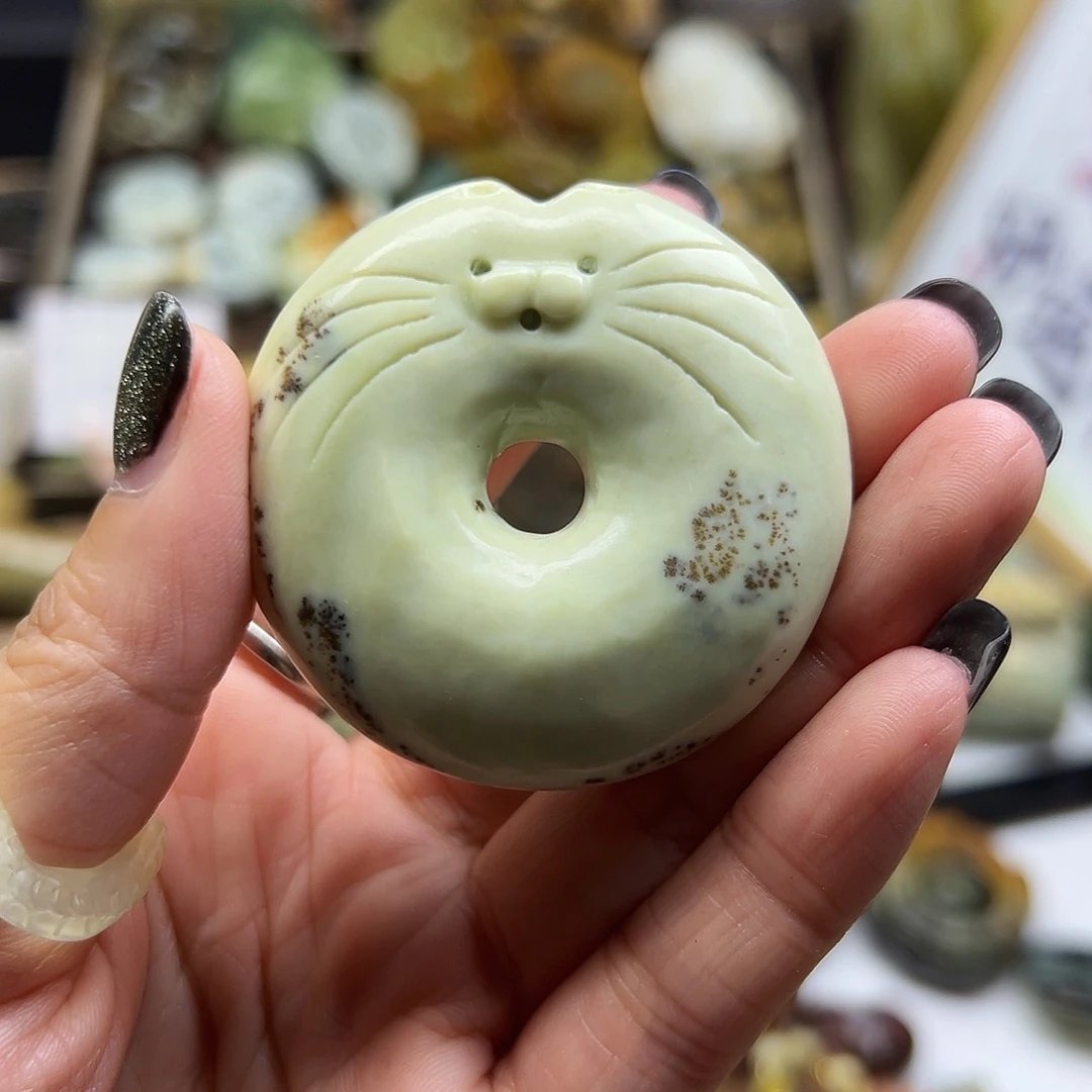 梅***莎未镶嵌岫玉颈饰辽阳料猫扣