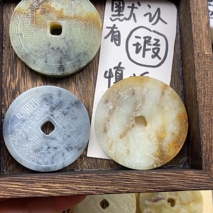 未镶嵌蛇纹石玉颈饰荔****、