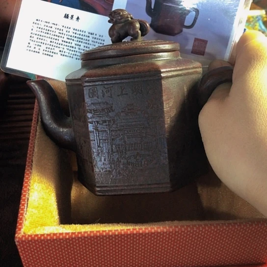 紫砂茶壶原矿泥料手工制作紫砂壶。