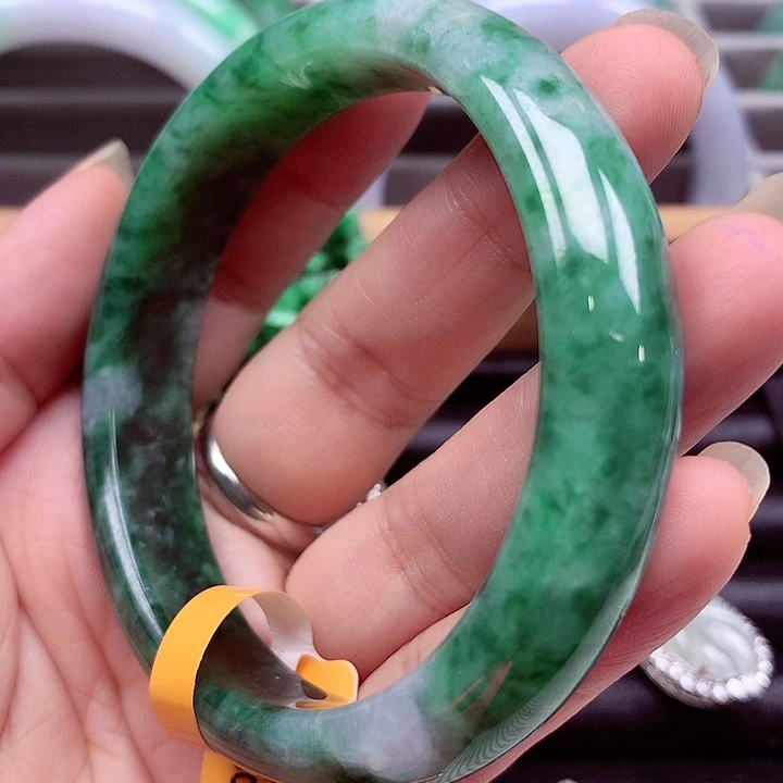 翡翠手镯未镶嵌翡翠