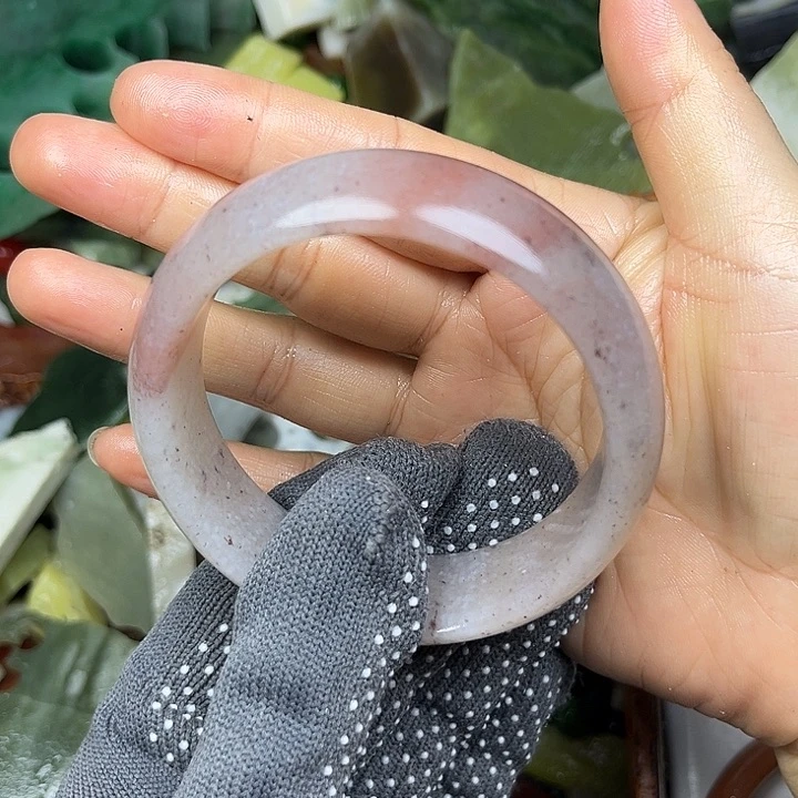 未镶嵌透闪石质玉珠宝奇石