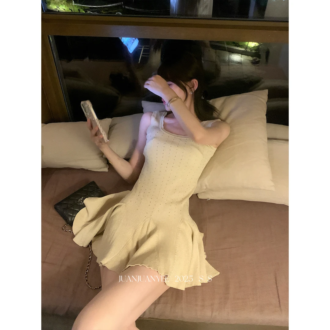 juanjuanyee【鎏金云洞】工字背心荷叶边高弹针织重工艺烫钻连衣裙
