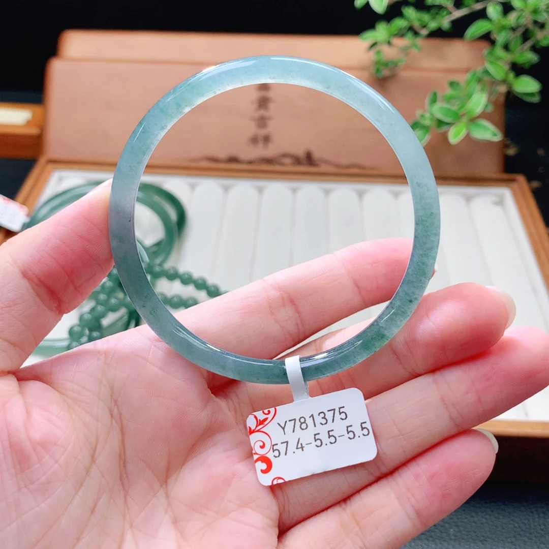 翡翠未镶嵌手镯（圆镯）