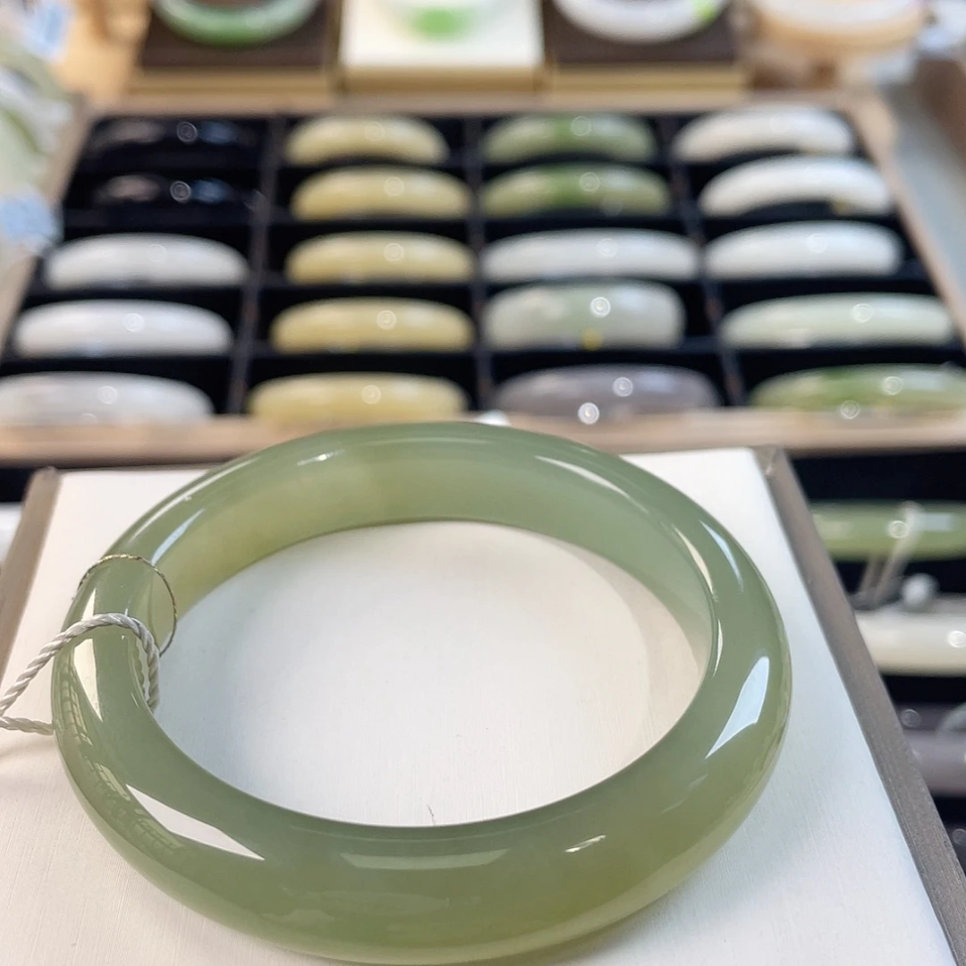 和田玉未镶嵌手镯