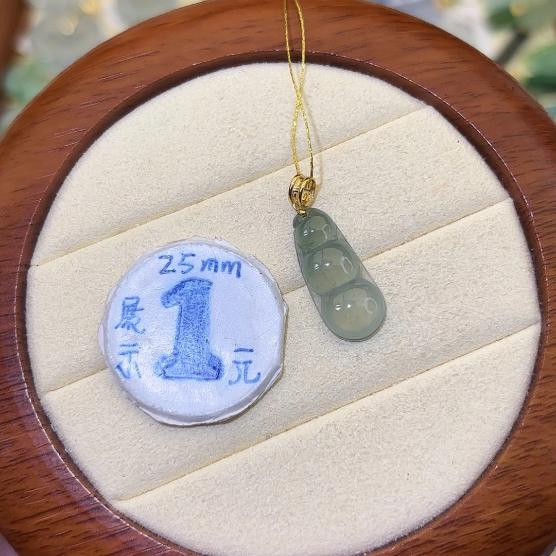 翡翠18K金镶嵌颈饰豆子