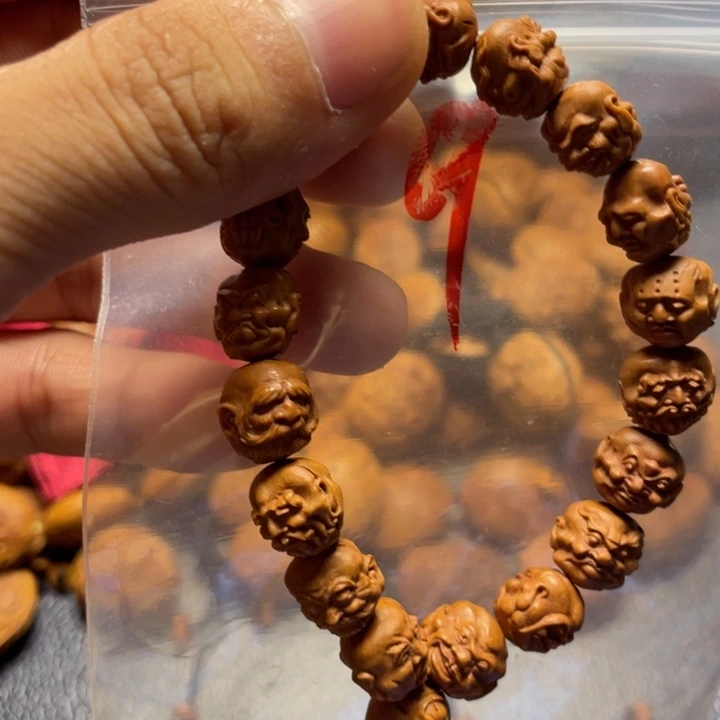 龙纹桃核雕刻瑕疵罗汉