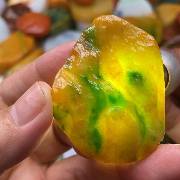 翡翠未镶嵌颈饰缅甸