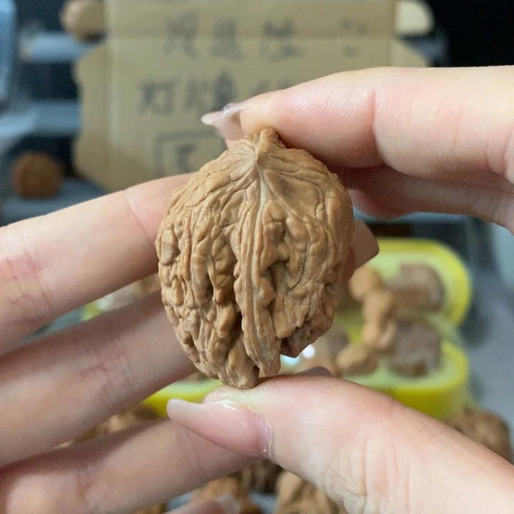 鸿***吊坠文玩核桃异形单只，有瑕疵