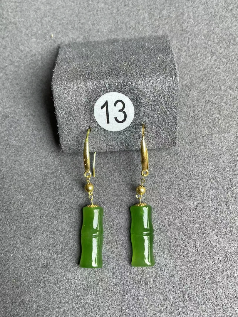 18K金镶嵌天然和田碧玉辣绿色竹节耳钩