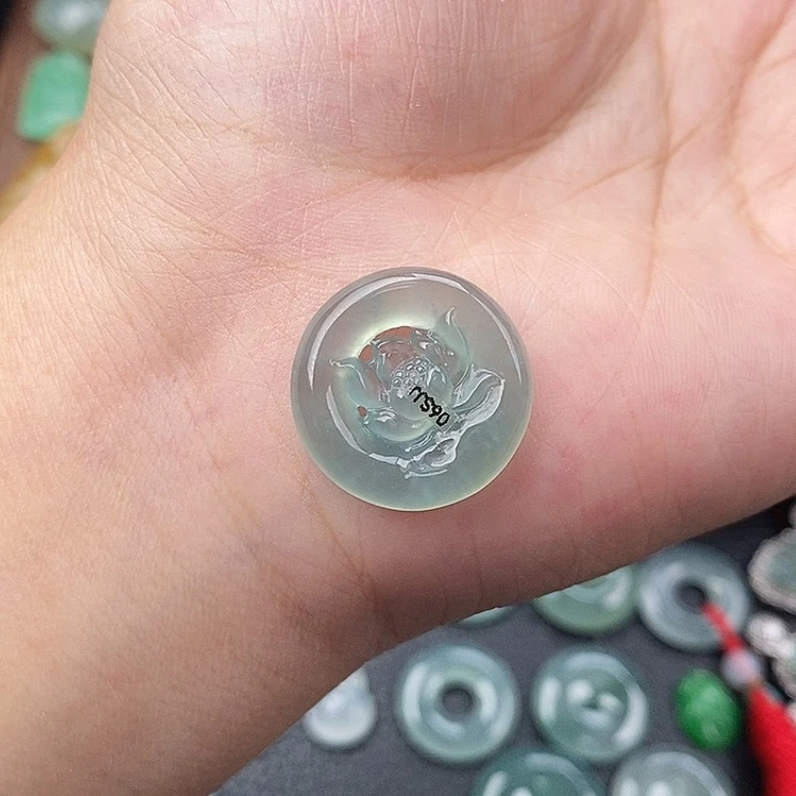 翡翠未镶嵌颈饰荷花牌