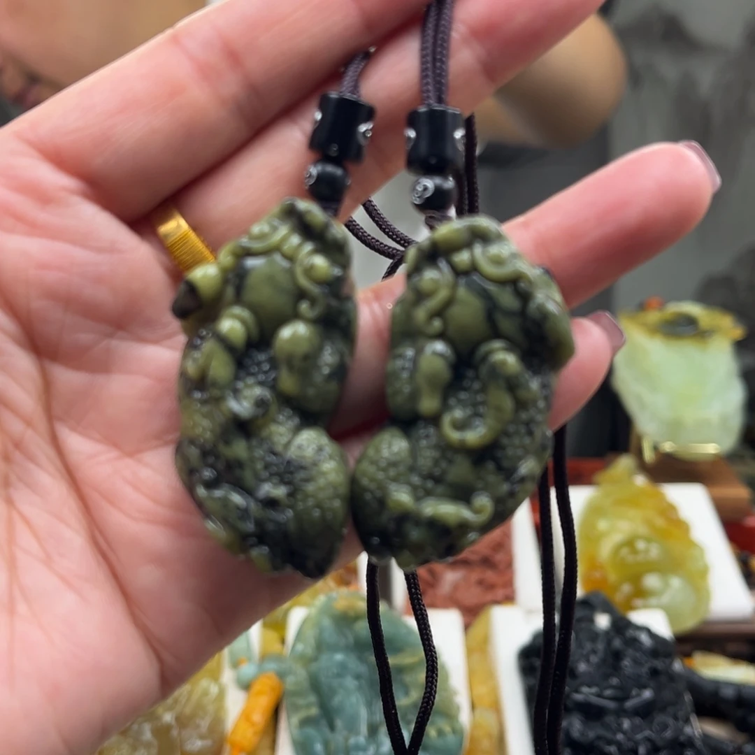 岫玉未镶嵌颈饰挂件