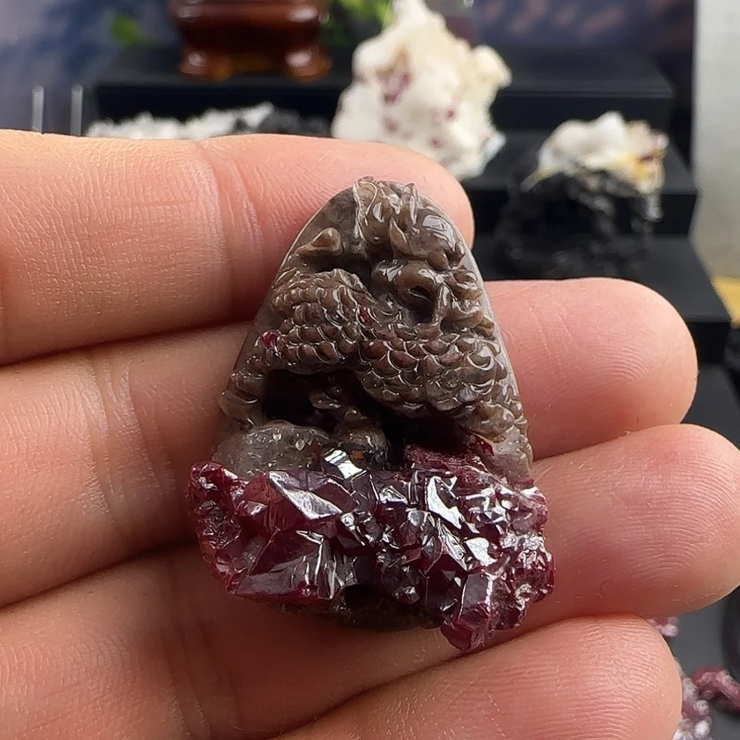 天然辰砂麒麟大晶体吊坠