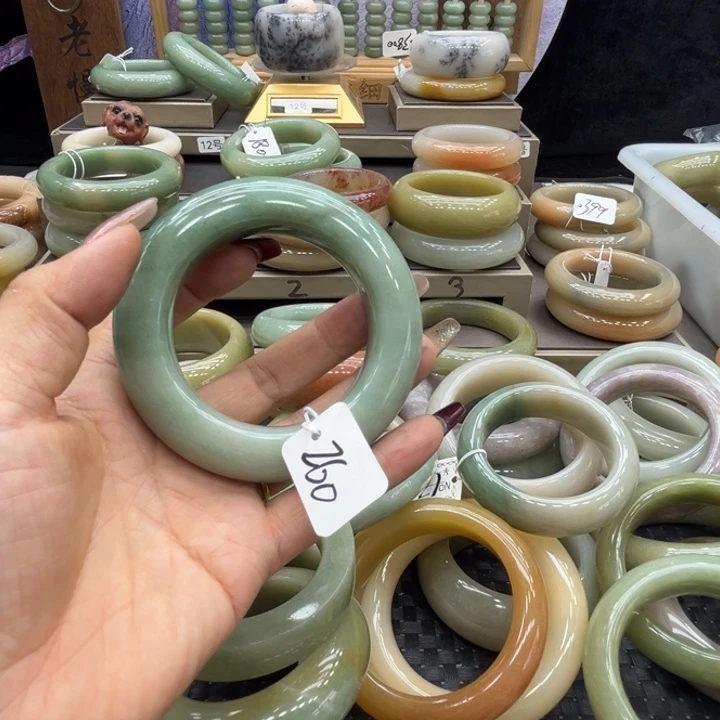 堡***堡石英岩玉未镶嵌手镯