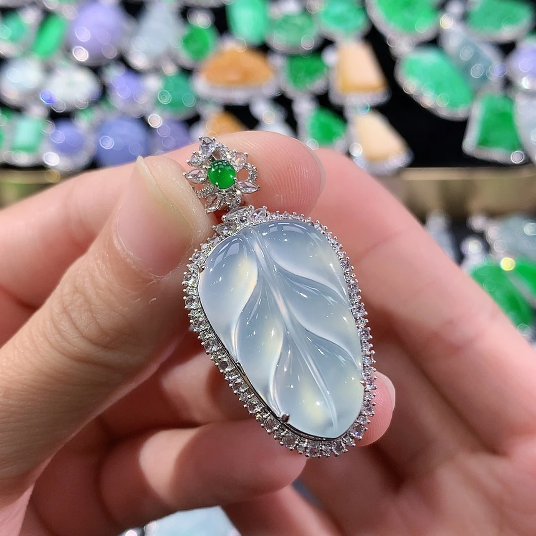 鑫***缘翡翠18K金镶嵌颈饰