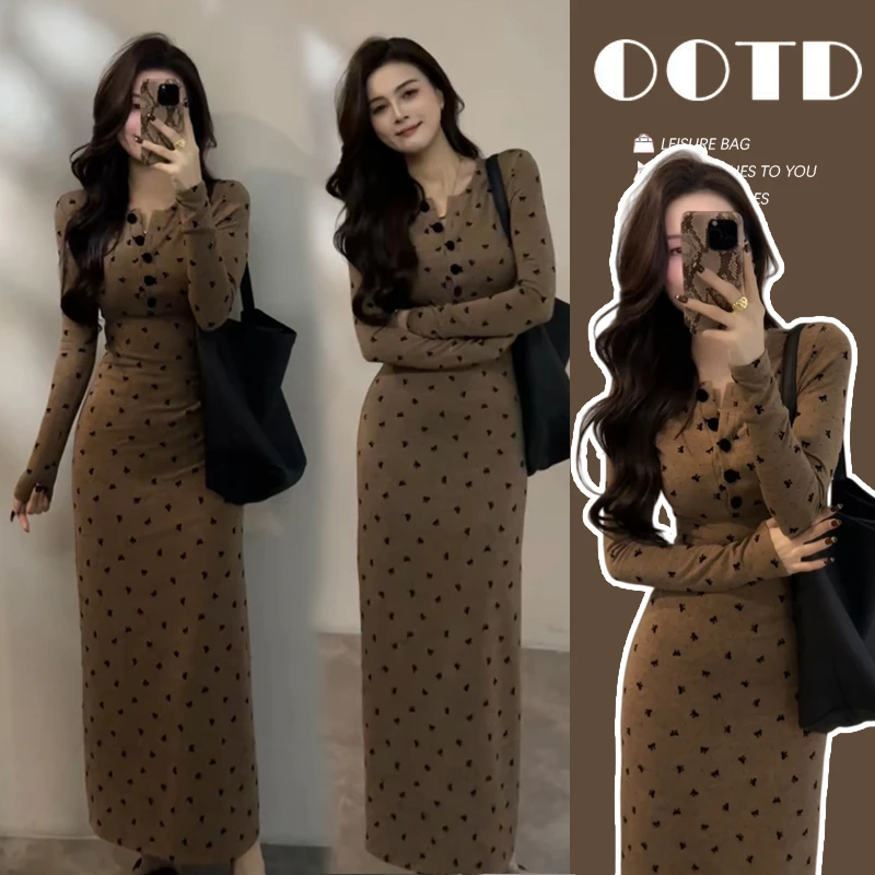 时髦孕妇装2025秋冬新款收腰显瘦时尚印花气质长款时尚显瘦连衣裙