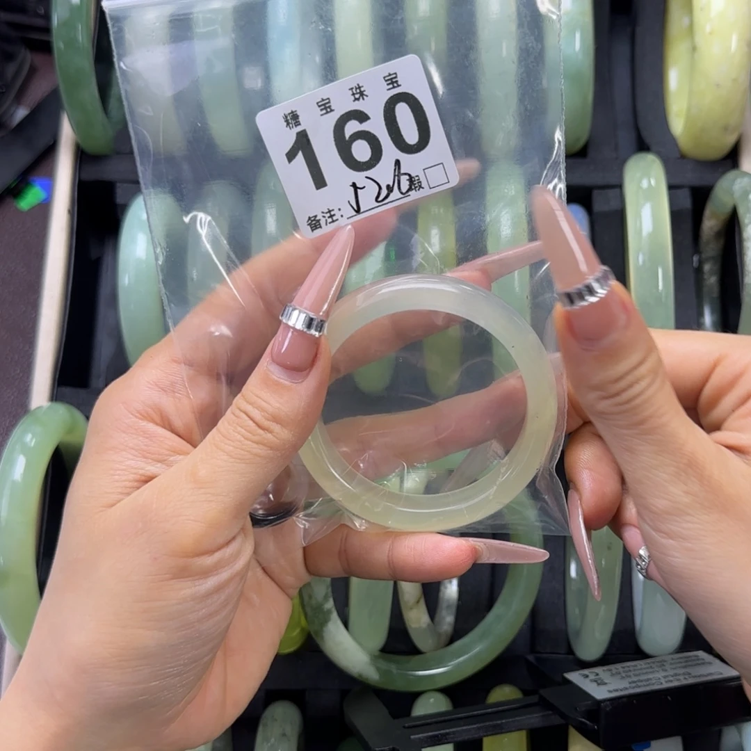 但***笑蛇纹石玉未镶嵌手镯