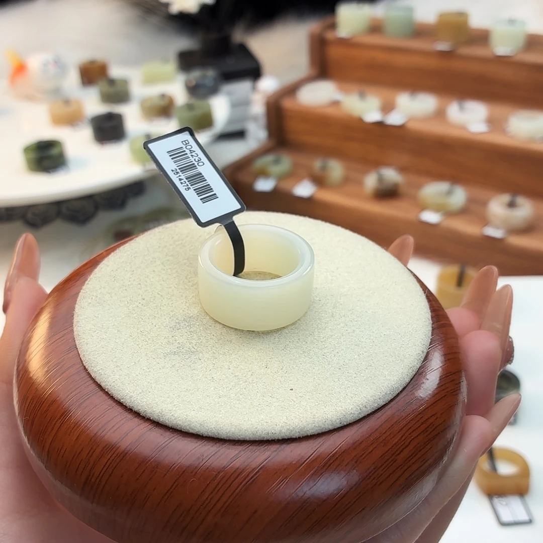 和田玉未镶嵌戒指俄白圆切18.23mmj13