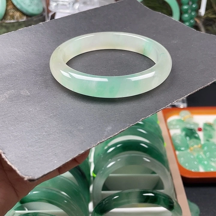 未镶嵌手镯石英质玉