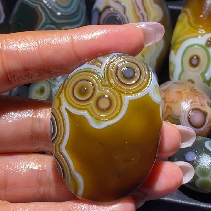 清***浅玛瑙/玉髓未镶嵌珠宝奇石