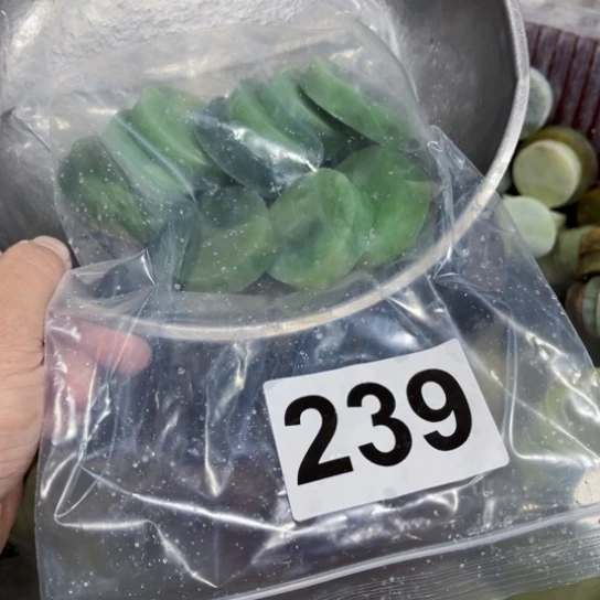 蛇纹石玉未镶嵌珠宝奇石