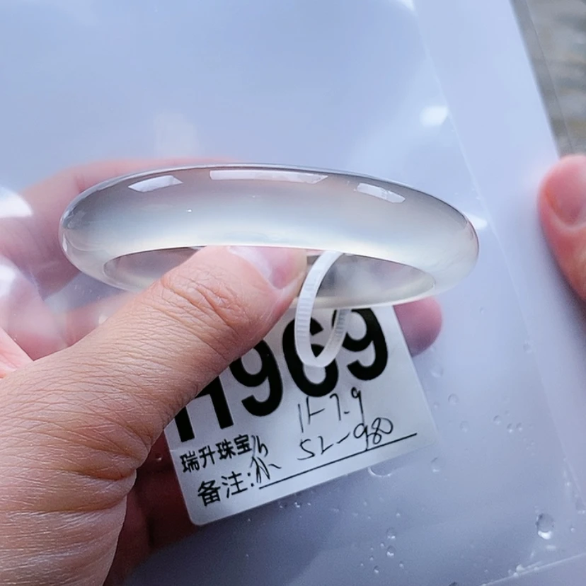 【闪购商品】玛瑙/玉髓手镯未镶嵌你*住