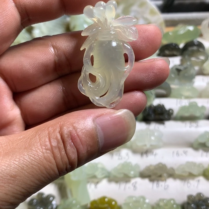 蛇纹石玉未镶嵌颈饰人参