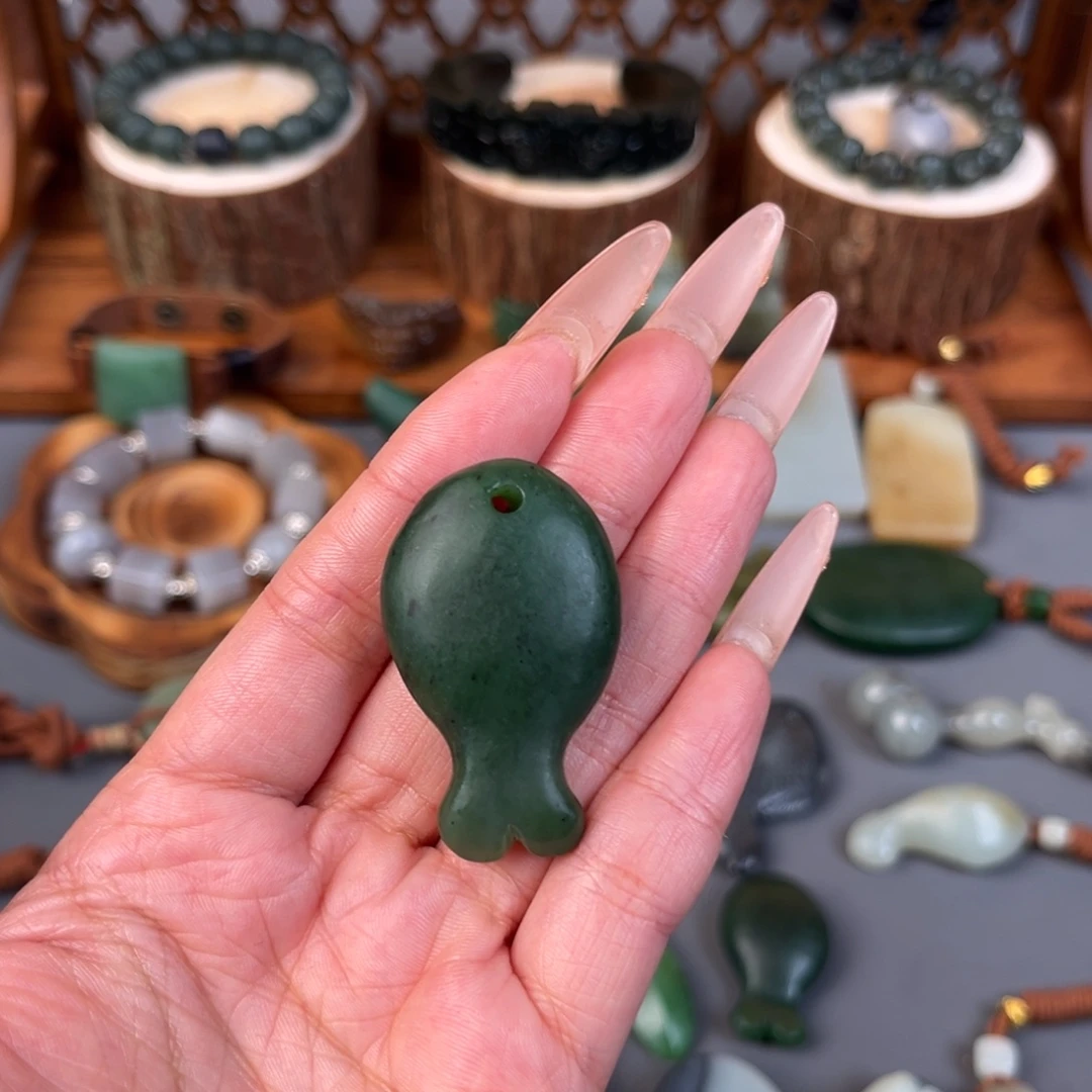 如***天和田玉（糖玉）未镶嵌颈饰