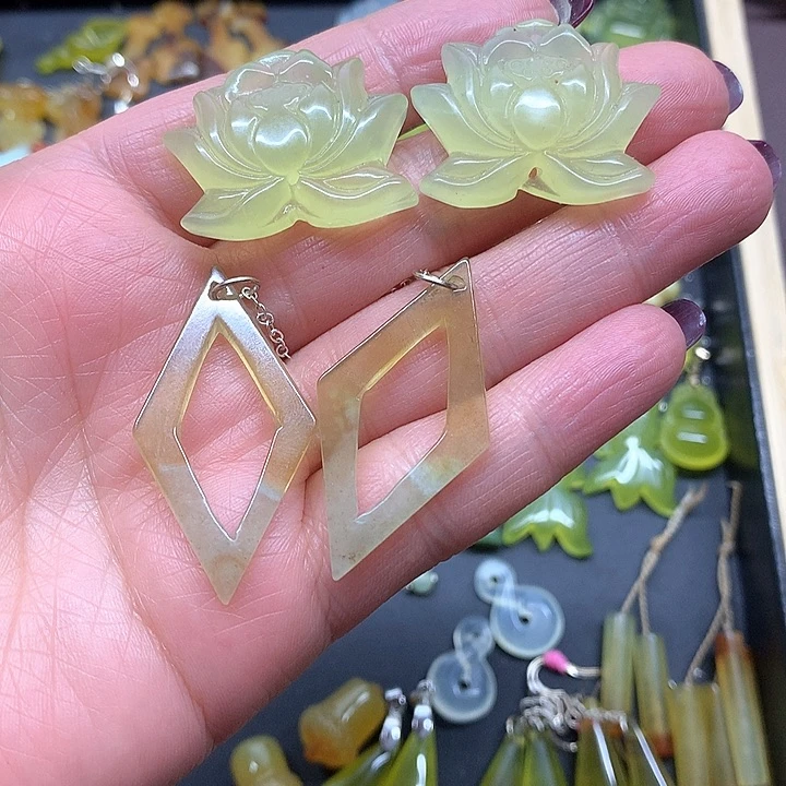 蛇纹石玉耳环未镶嵌妩*