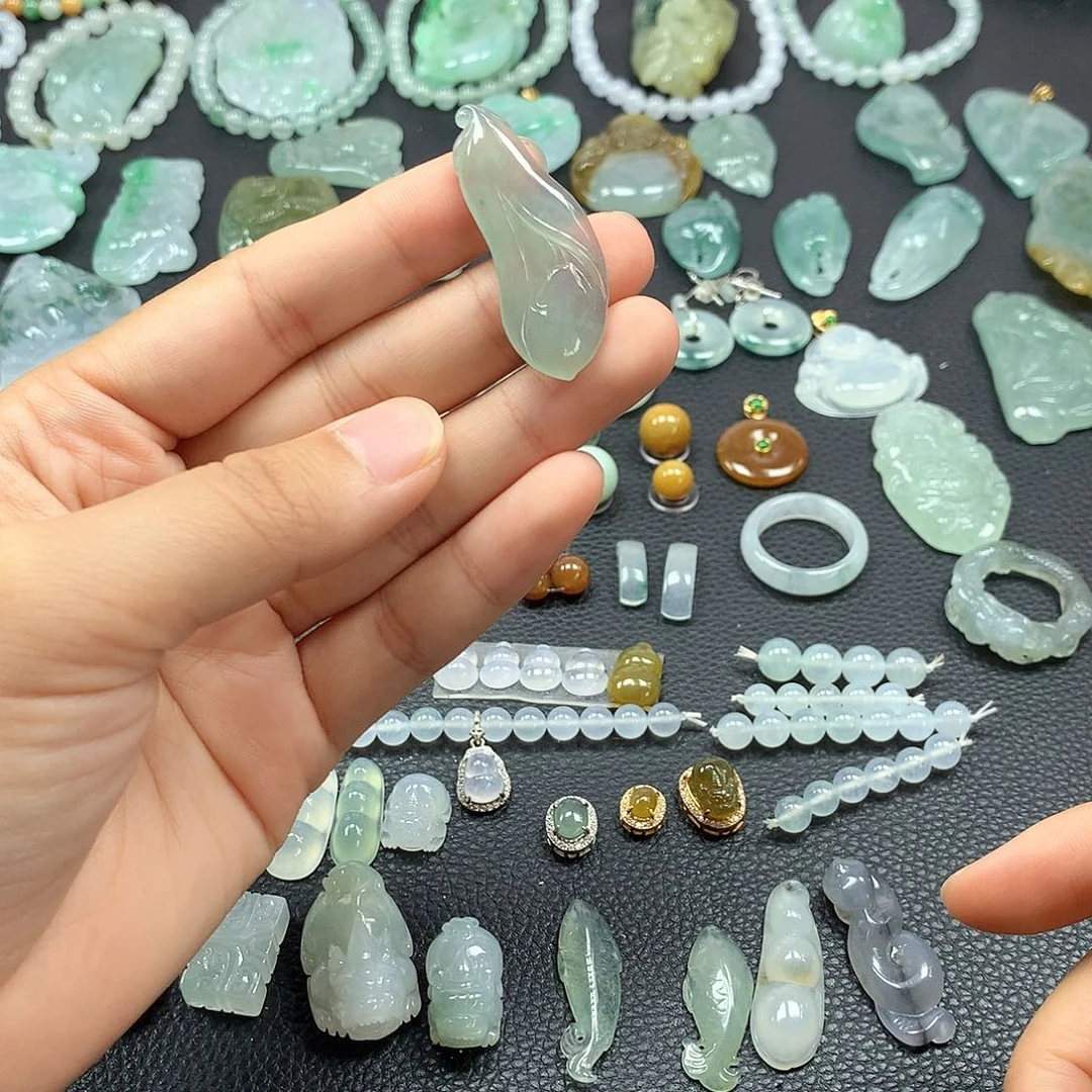 翡翠未镶嵌颈饰玉兰花
