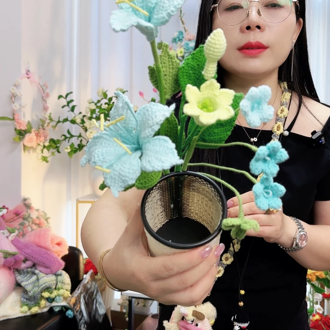 手工钩织花束笔筒