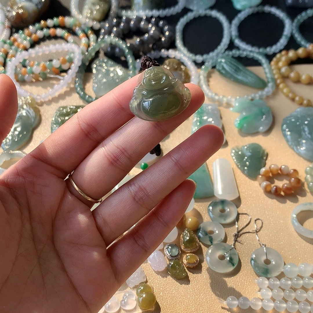 翡翠未镶嵌颈饰佛公