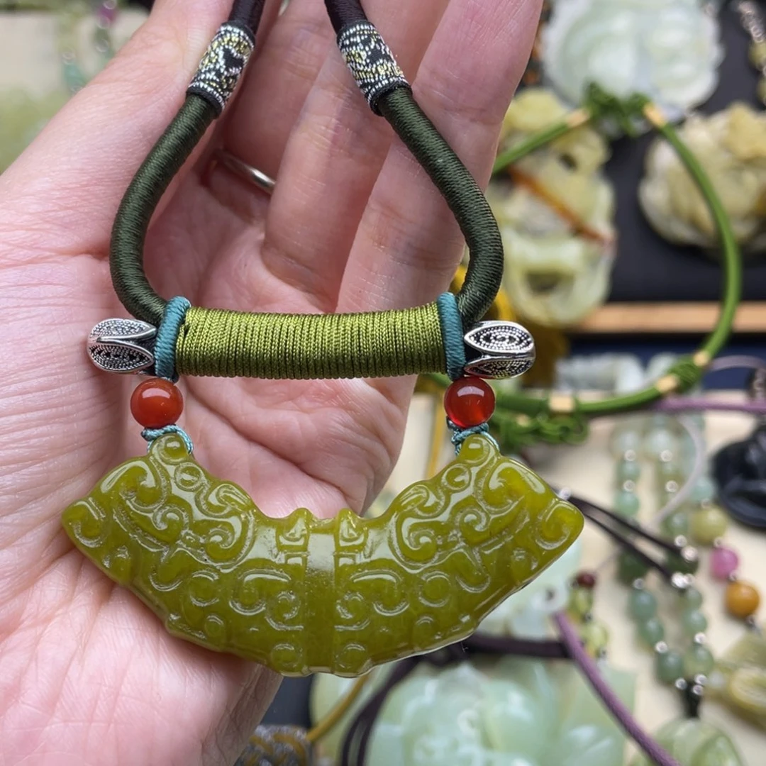 蛇纹石玉颈饰未镶嵌
