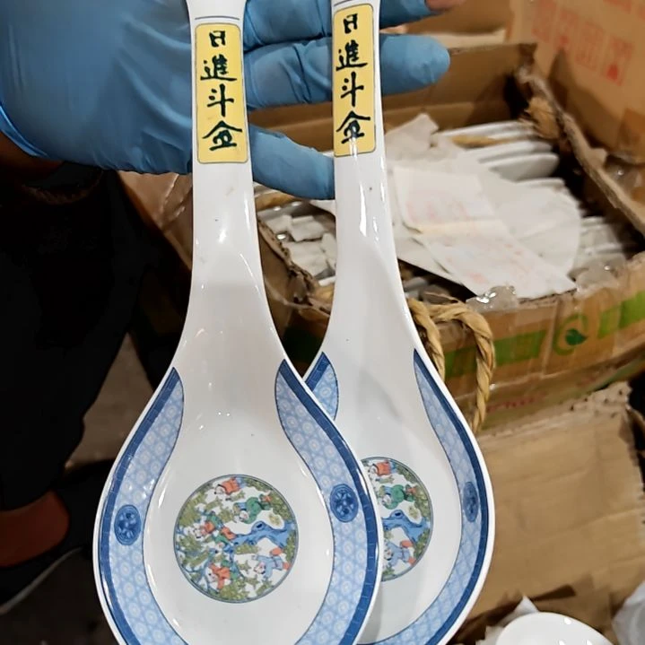盘子碗茶壶啥都有