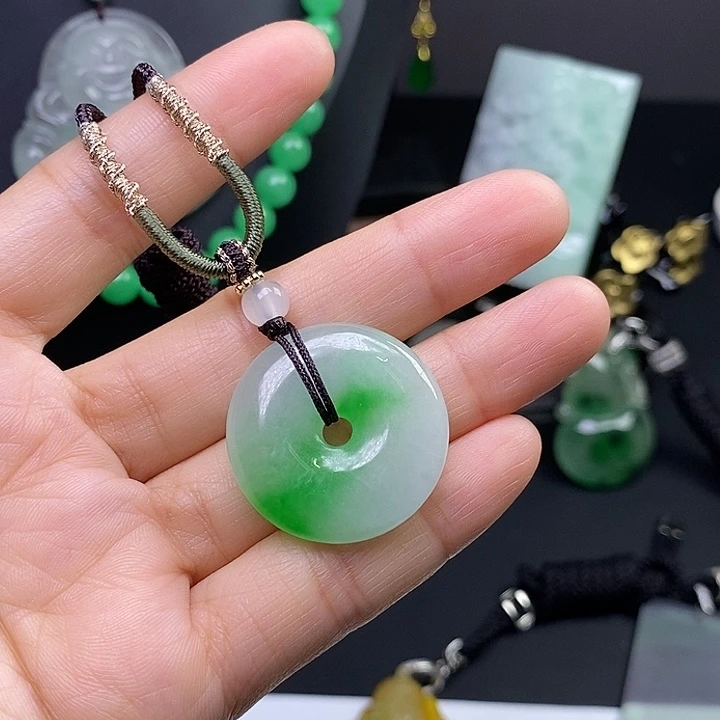 翡翠未镶嵌吊坠(赠链)