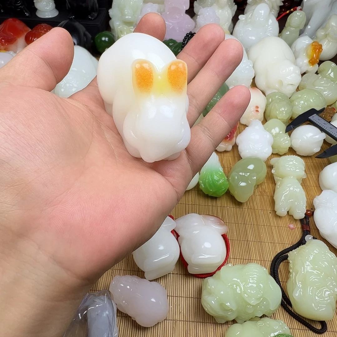 石材小***个新疆彩石手工雕刻兔子