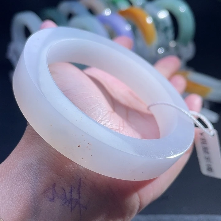 定制翡翠未镶嵌翡翠手镯