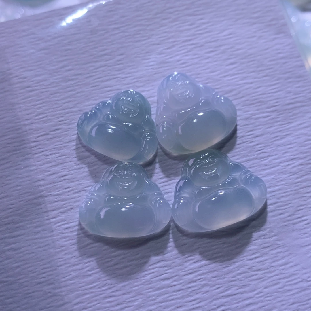 翡翠未镶嵌颈饰一手