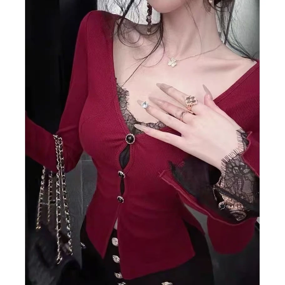 （甜熙熙）【娇媚动人】设计师款蕾丝边V领纯欲长袖打底衫7196