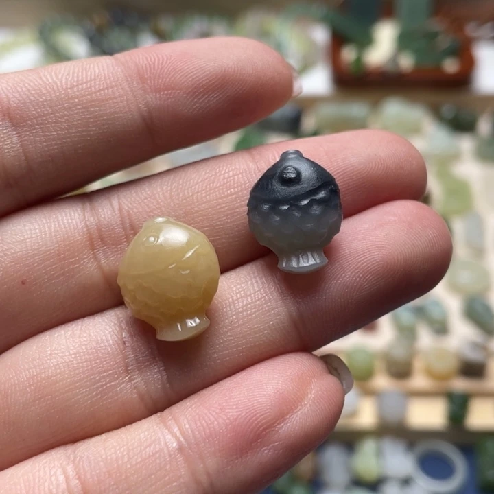 颈饰未镶嵌和田玉（糖玉）一个