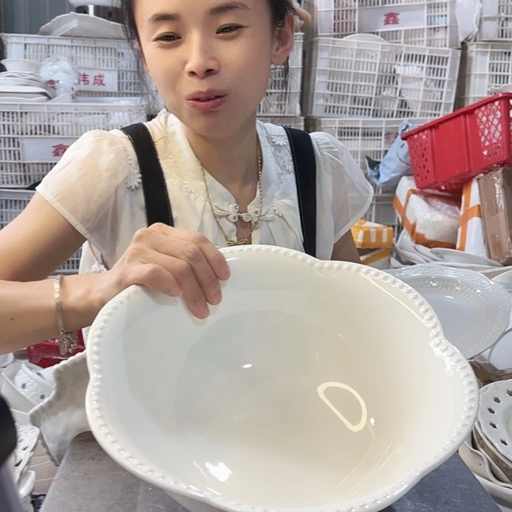 盘微瑕产品………花朵汤碗一个