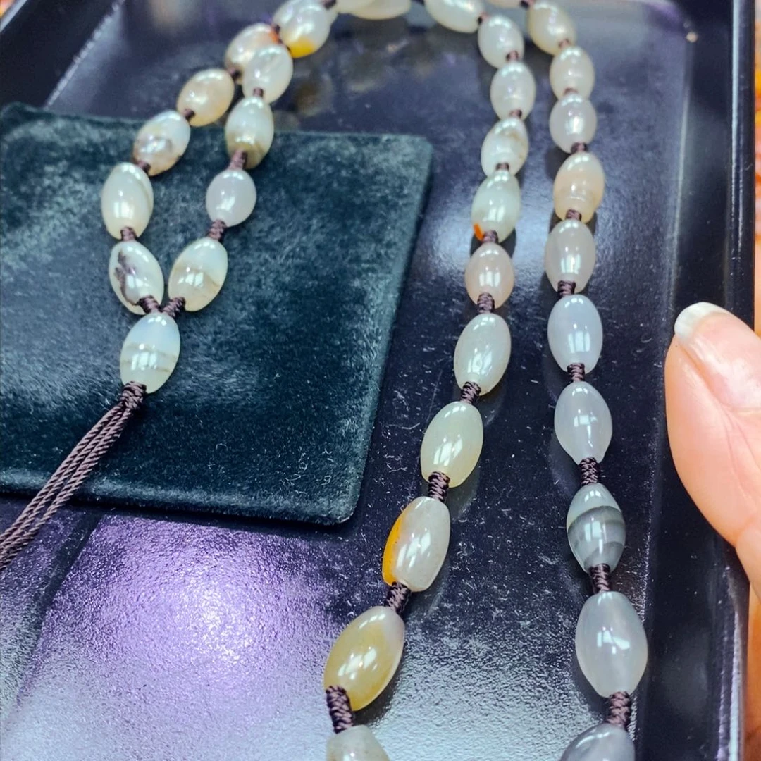 未镶嵌石英质玉（黄龙玉）颈饰