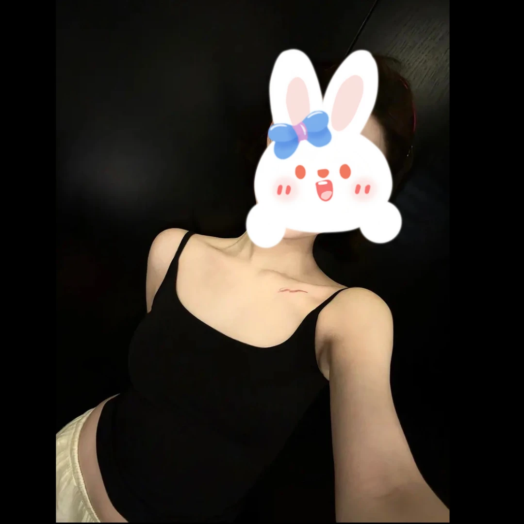 小奶皮超纤薄完美线条弹力衣橱必备百搭三色吊带w24341